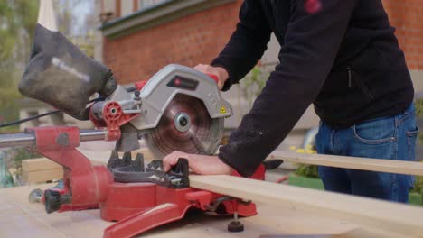 the sawn wood is checked by the craftman for defects