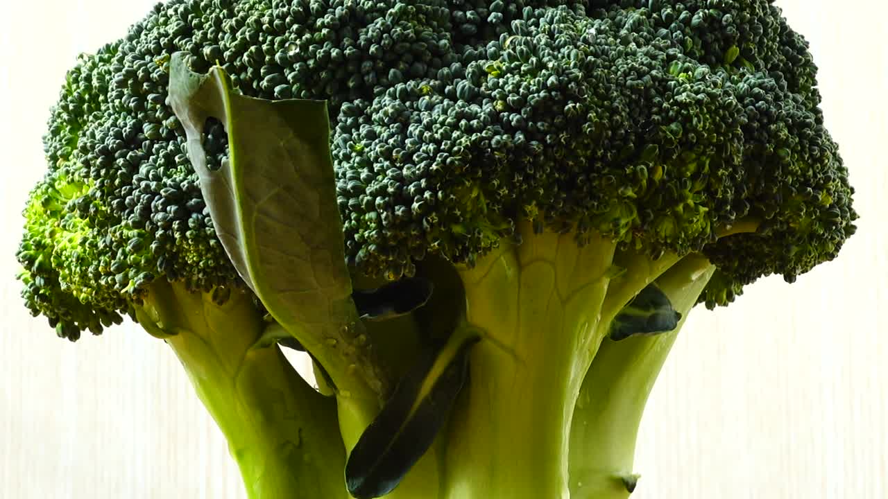 Riprese di broccoli in movimento. Tagliere.