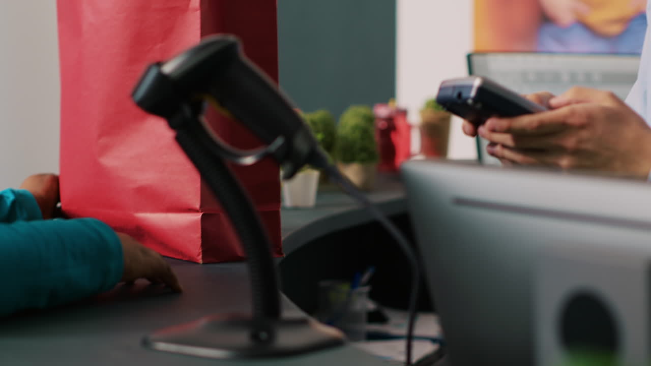 mujer pagando por ropa elegante