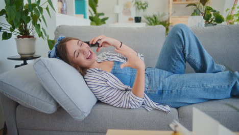 mujer relajada hablando por teléfono móvil