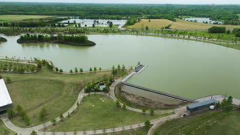 impresionante panorama de un parque urbano plano, que sirve como área de recreación