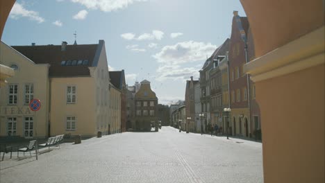 sonniger tag in einem leeren alten markt