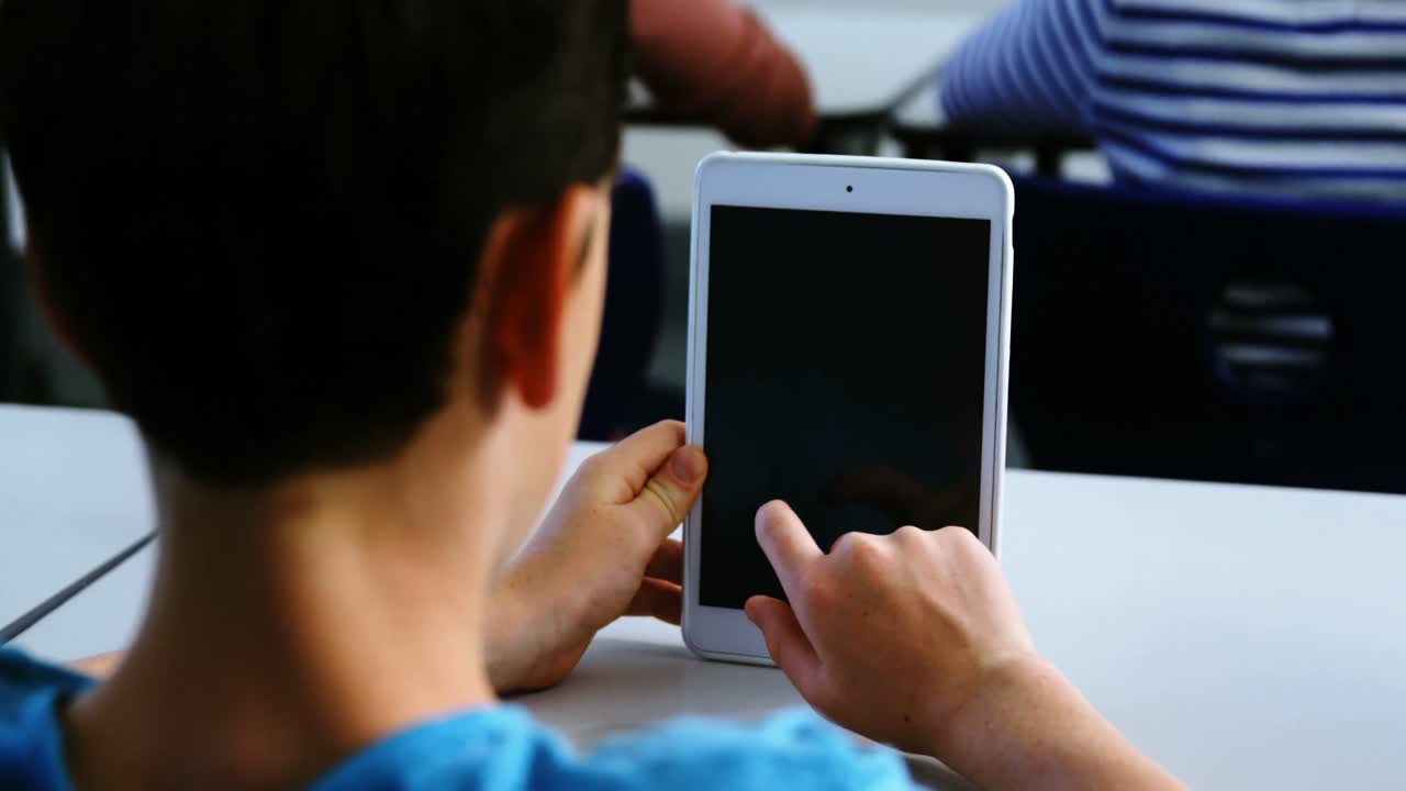 estudiante que usa una tableta digital en el aula