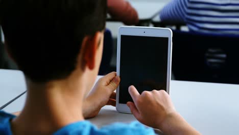 estudiante que usa una tableta digital en el aula
