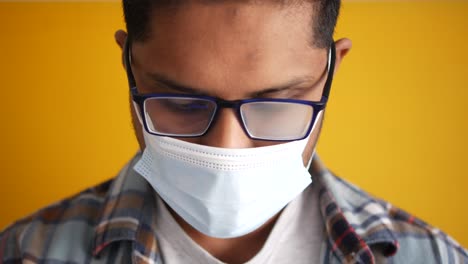 persona con gafas y máscara facial