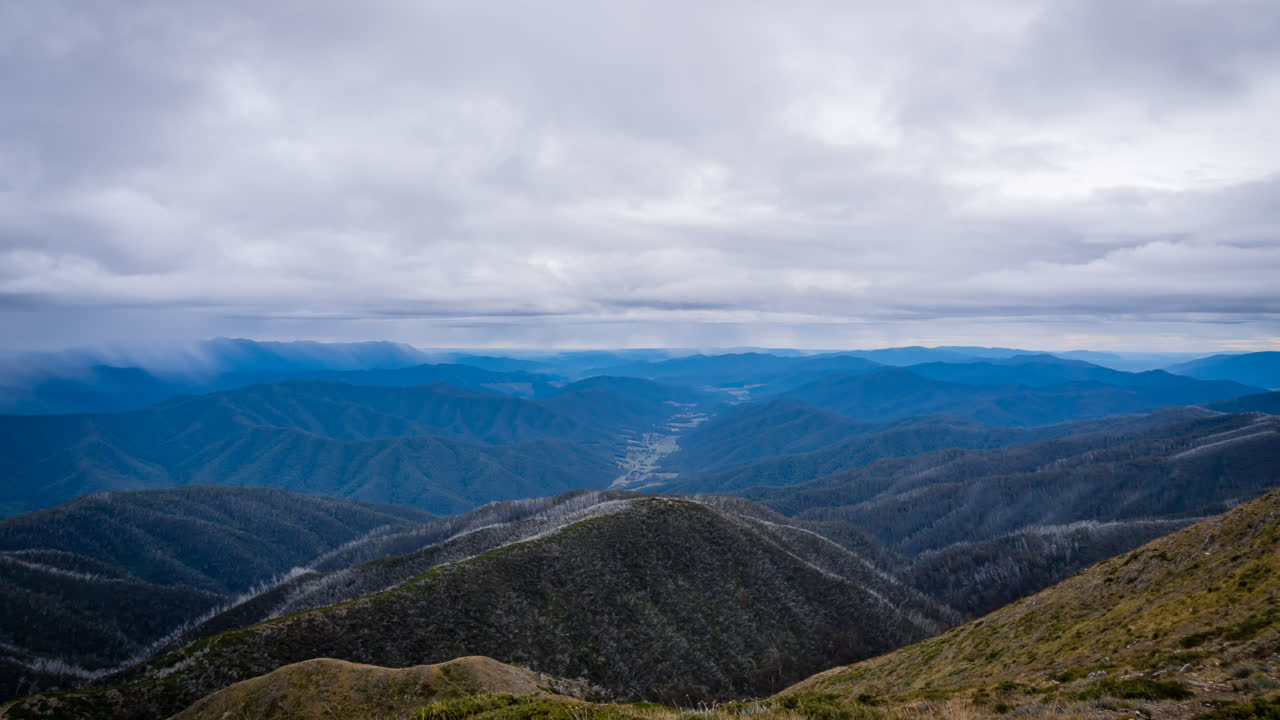 mount feathertop es la segunda montaña más alta del estado australiano de victoria, parte de los alpes australianos y se encuentra dentro del parque nacional alpino.
