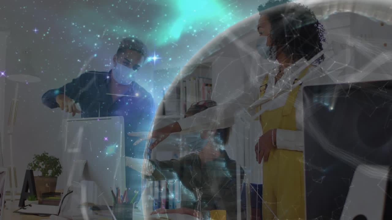 사무실에서 컴퓨터로 일하는 얼굴 마스크를 입은 동료들 위에서 반 ⁇ 이는 글로벌 네트워크의 애니메이션