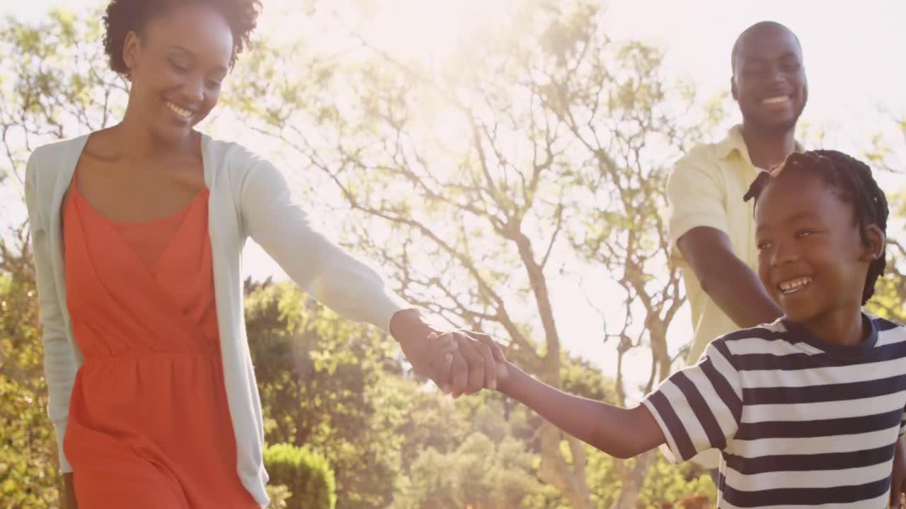 una familia linda está jugando en un parque.