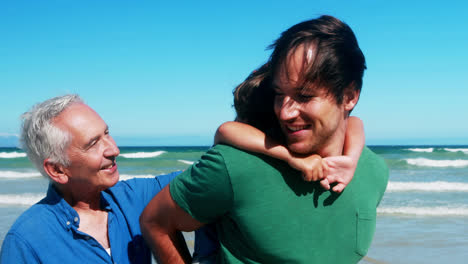 familia feliz disfrutando juntos en la playa