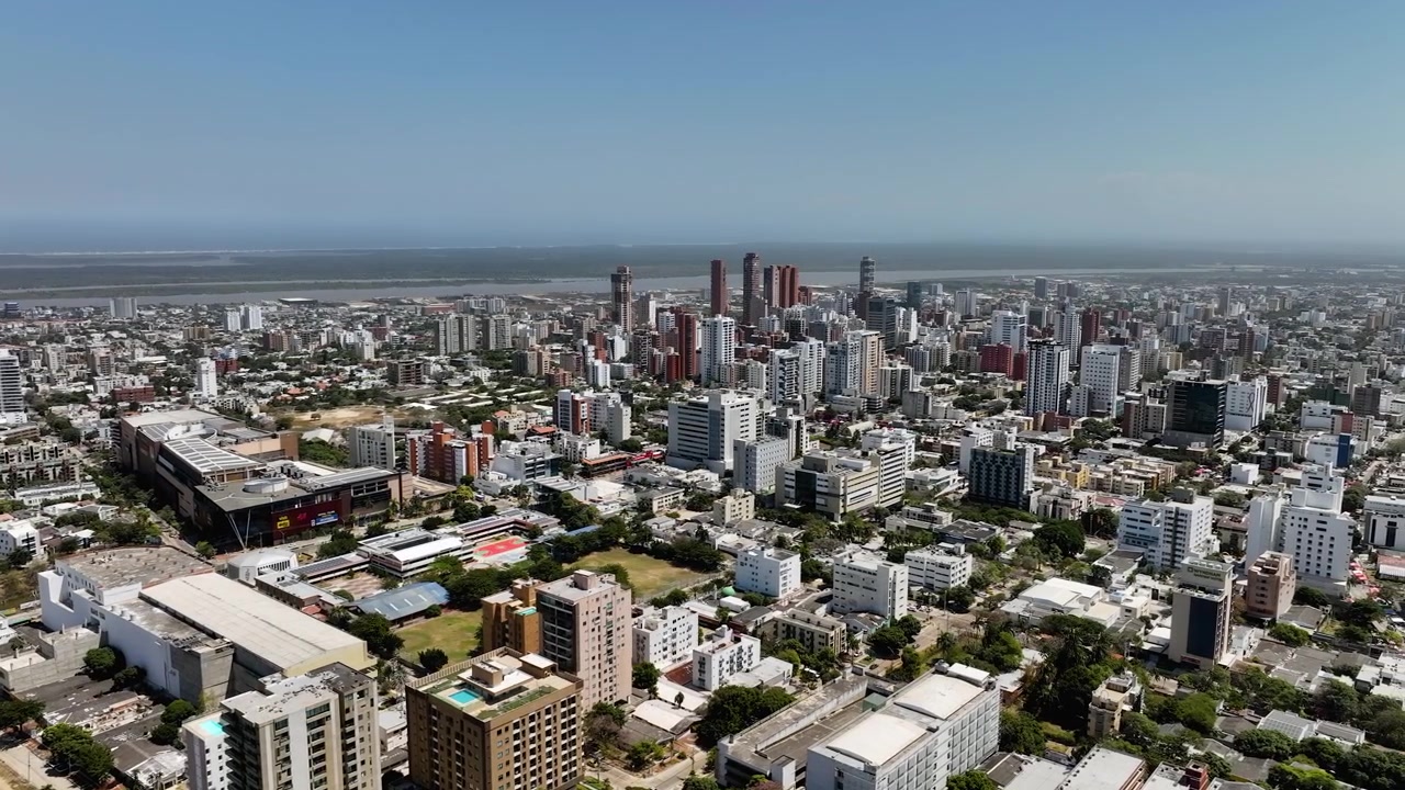Volo attorno al centro della città di Barranquilla, nella soleggiata Colombia - Veduta aerea