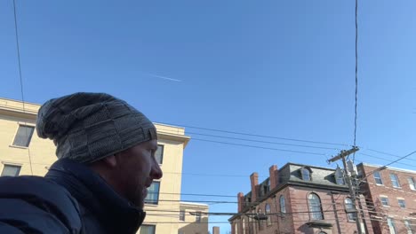 cerca de un hombre caminando en la ciudad de portland en maine, en un frío día de invierno