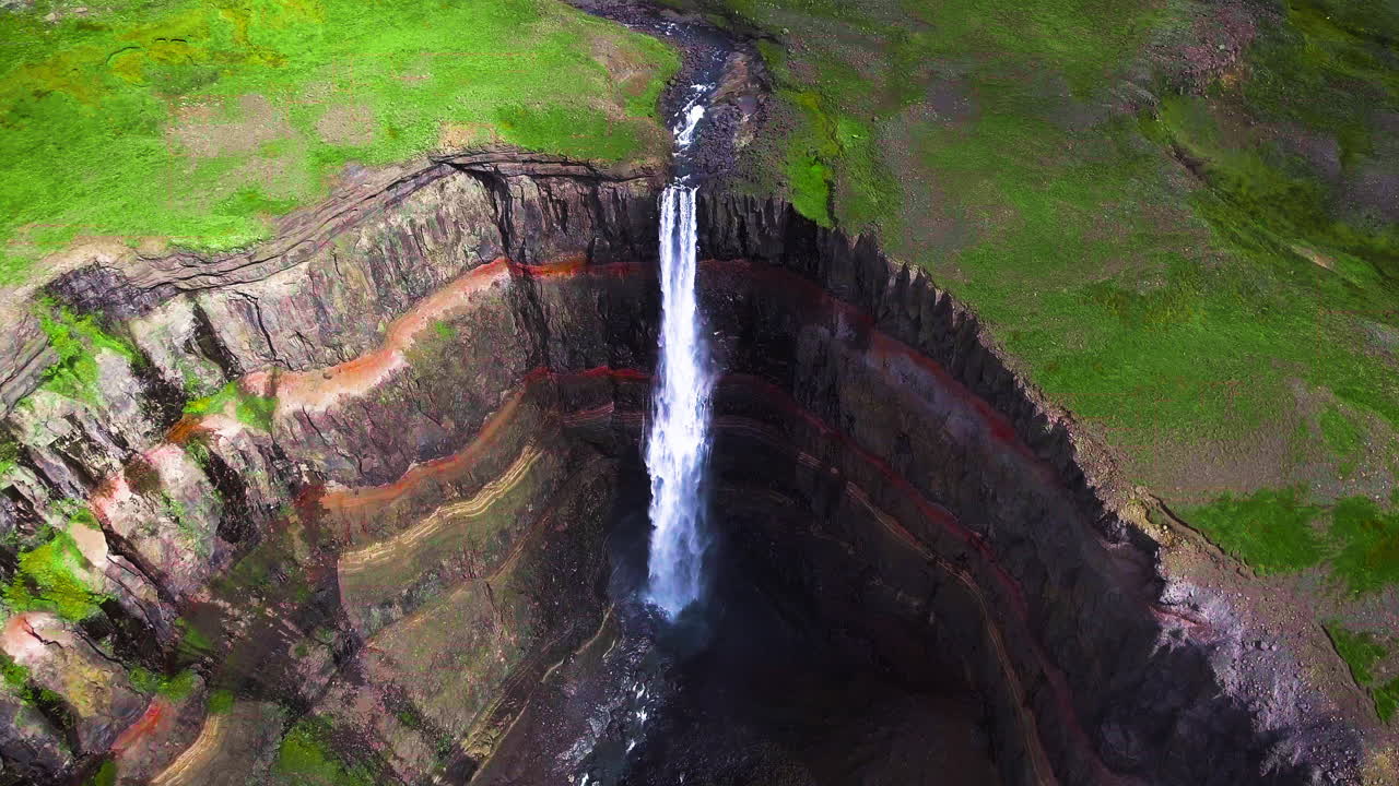 imágenes aéreas de drones de la cascada de aldeyjarfoss en el norte de islandia.