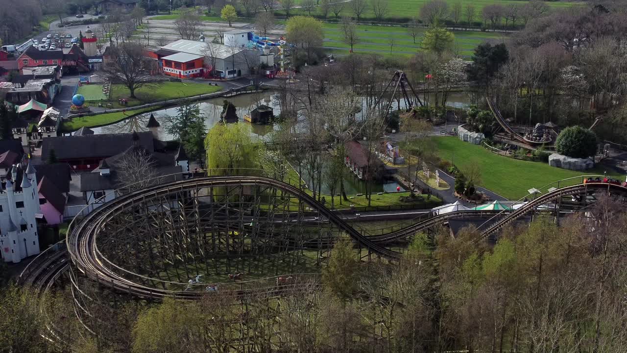 vista aérea del parque temático gulliver's world warrington rollercoaster encima de la prueba de la atracción en las vías lenta a la derecha