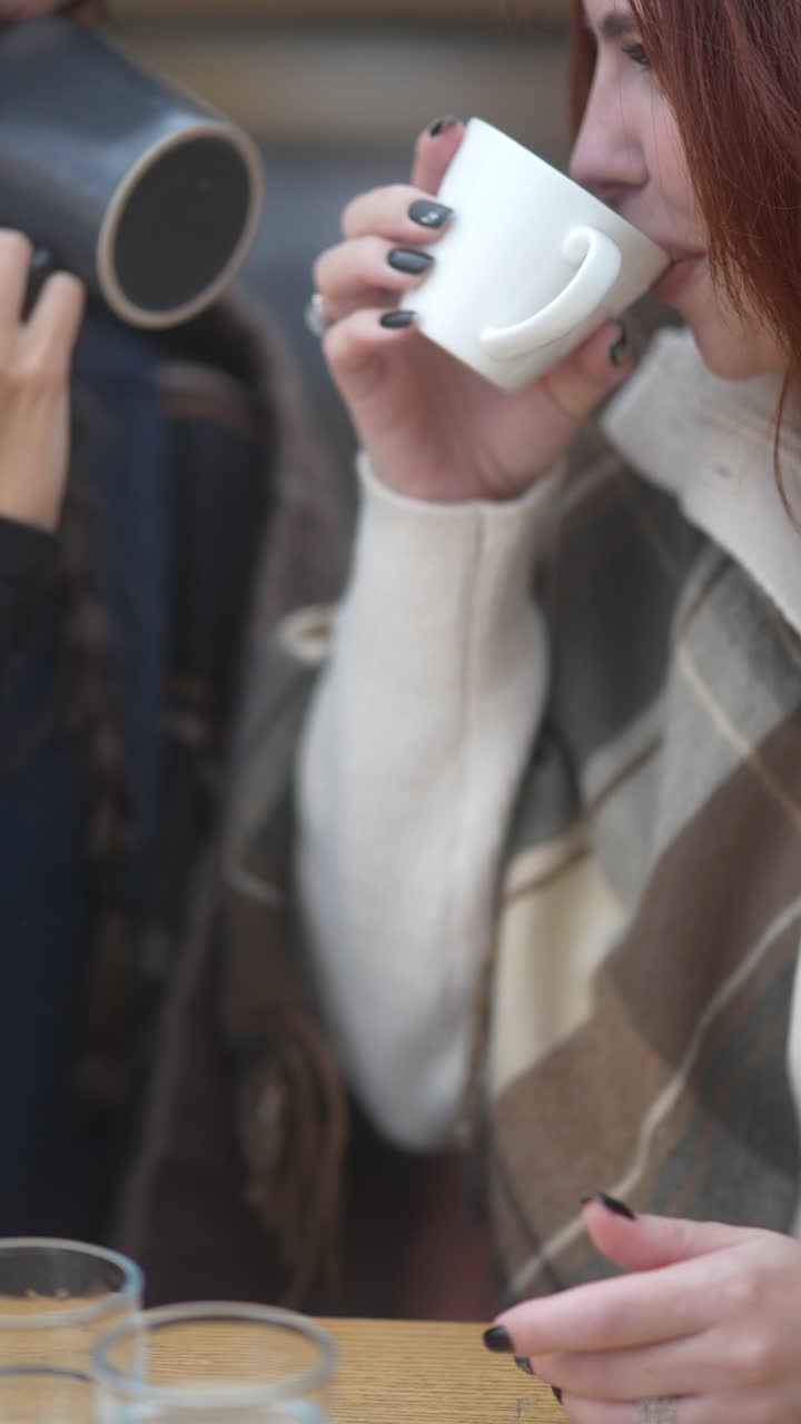 dos mujeres disfrutando de café o té