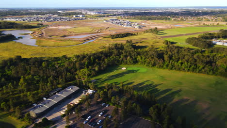 Toma-Aérea-Del-Campo-De-Golf-De-Casas-Grandes-Del-Suburbio-Residencial-Australiano---Colebee-Nsw