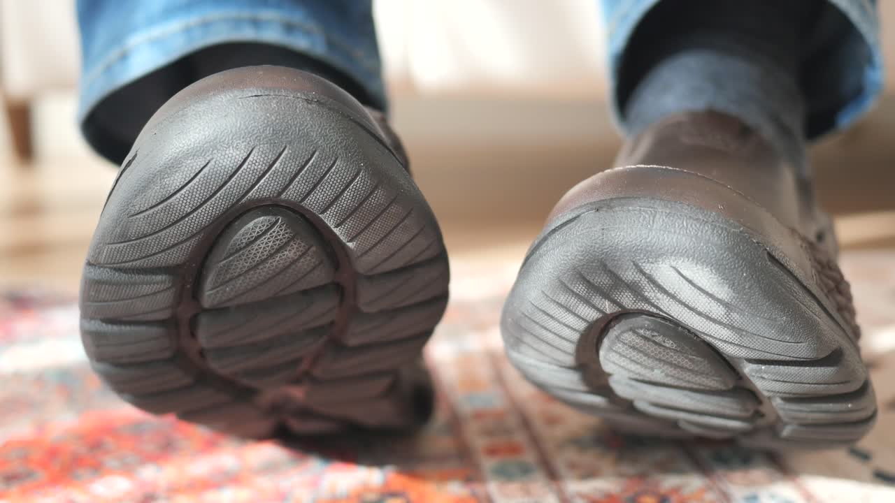 청바지 와 가죽 신발 을 입은 남자 의 발 의 클로즈업