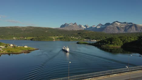puente sobre los remolinos de la vorágine de saltstraumen, nordland, noruega. hermosa naturaleza paisaje natural de noruega.