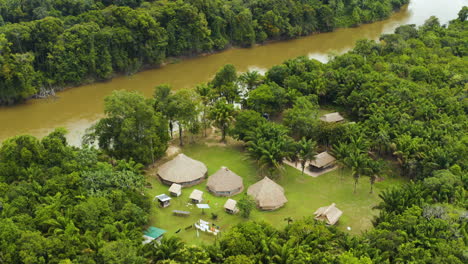 Hermosa-Vista-Aérea-De-La-Aldea-Rewa-En-Guyana