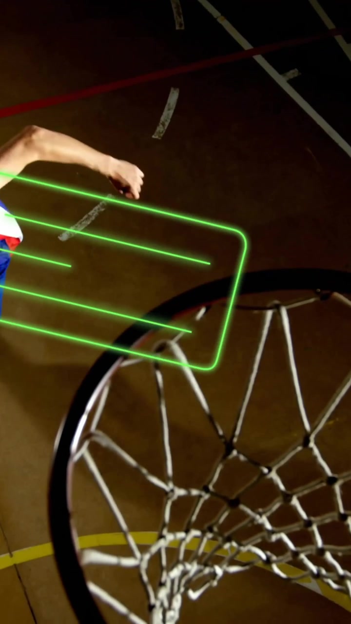 Palleggio di pallacanestro in campo, giocatore con un overlay di interfaccia animata verde.