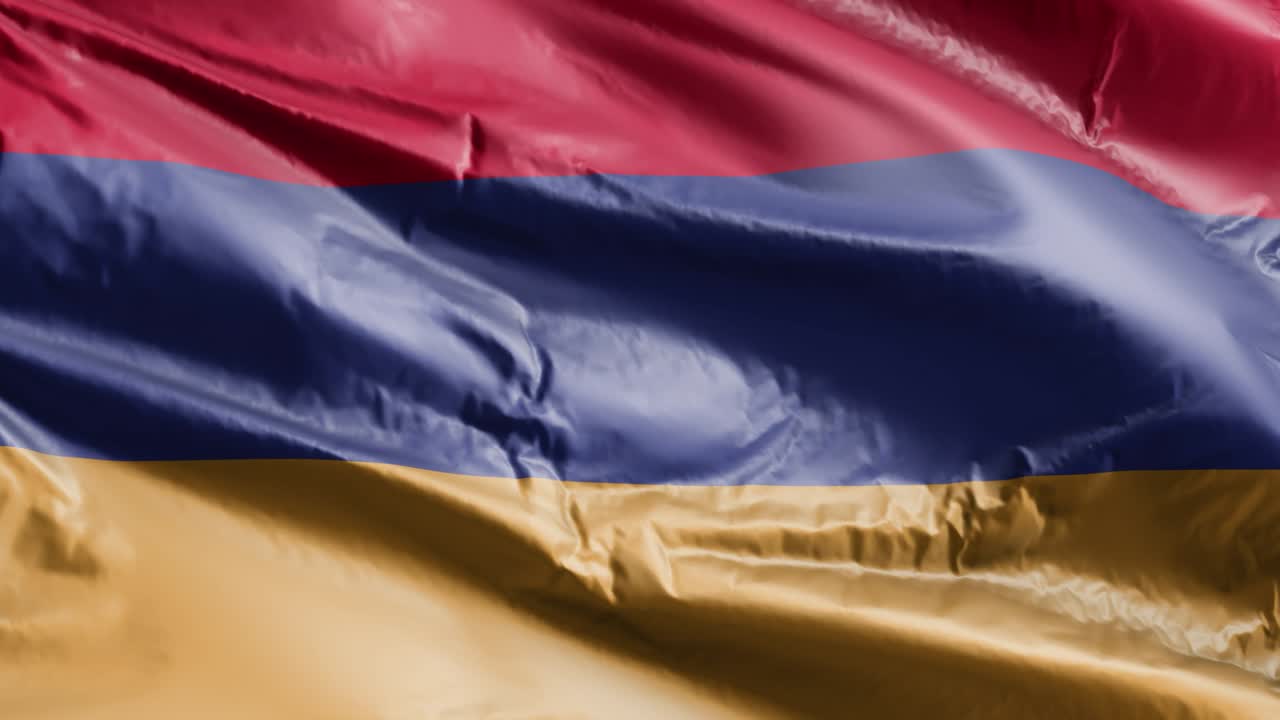 アーメニア国旗は風の輪にゆっくりと振り回されます アルメニアの旗は風でゆっくりに振り回されています 背景は完全に満たされています 20秒のループです