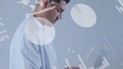 procesamiento de datos estadísticos contra un médico masculino que utiliza una computadora portátil