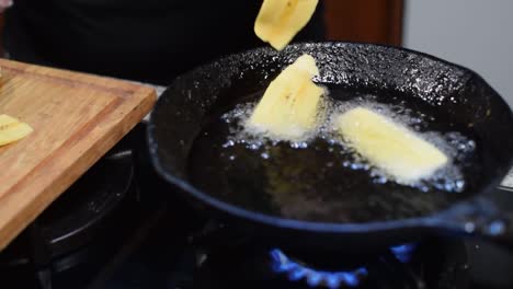 Mujer-Friendo-Plátanos-En-Una-Sartén-Con-Aceite