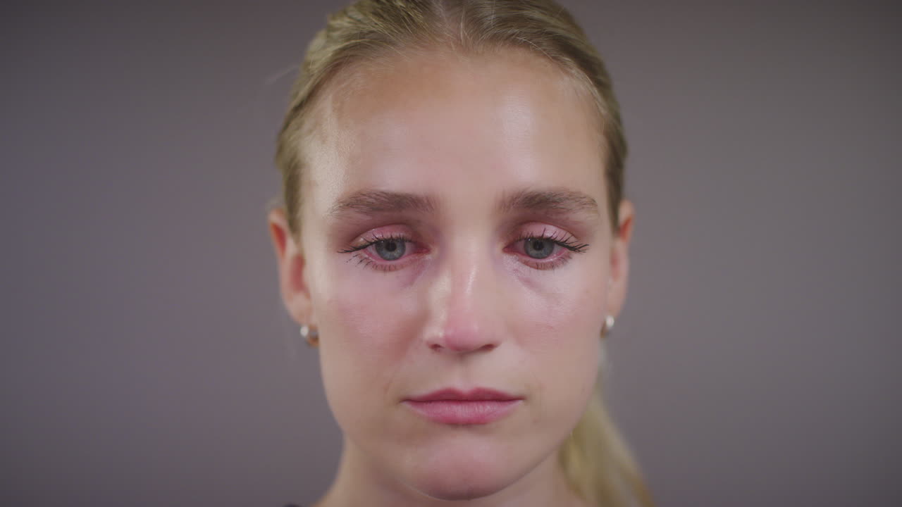 감정적 인 젊은 금발의 여자를 닫습니다