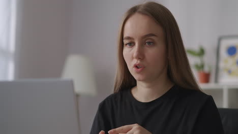 mujer está hablando por chat de video en línea en una reunión a distancia con colegas y socios mirando la cámara web y la pantalla de la computadora portátil retrato de primer plano en la oficina de casa
