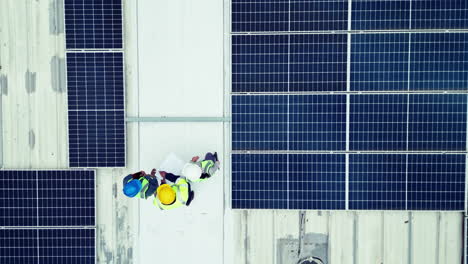 gastos generales, energía solar y un equipo de ingenieros