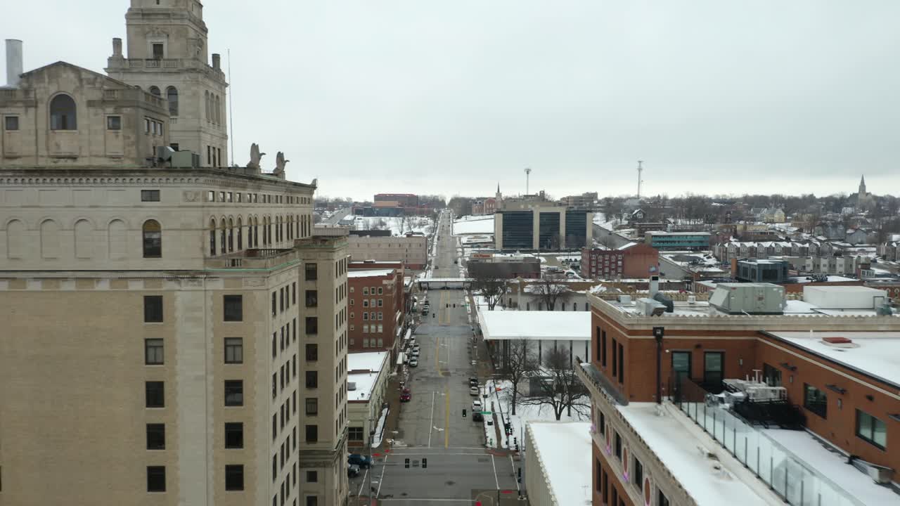 vista aérea de main street en davenport, iowa en un frío día de invierno