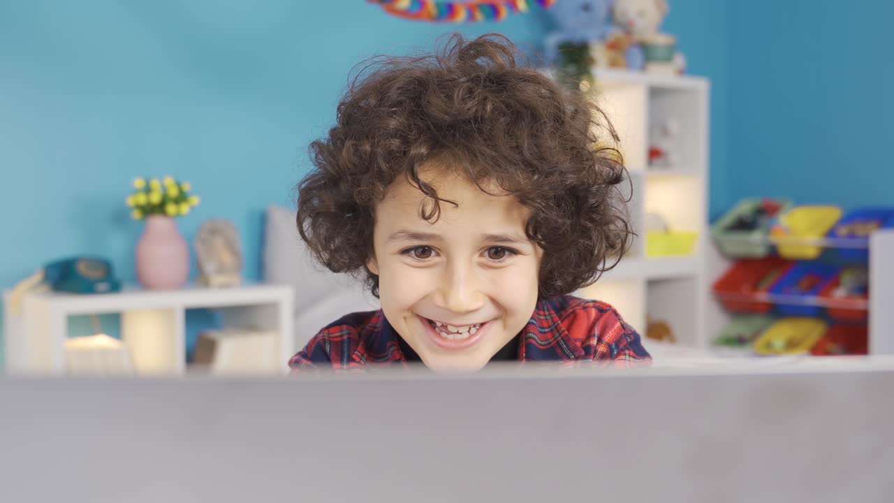 el niño jugando juegos en la computadora portátil está emocionado y experimentando acción.