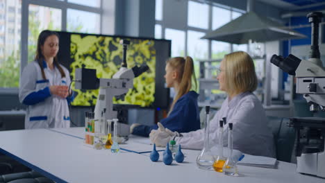 científicos en un laboratorio