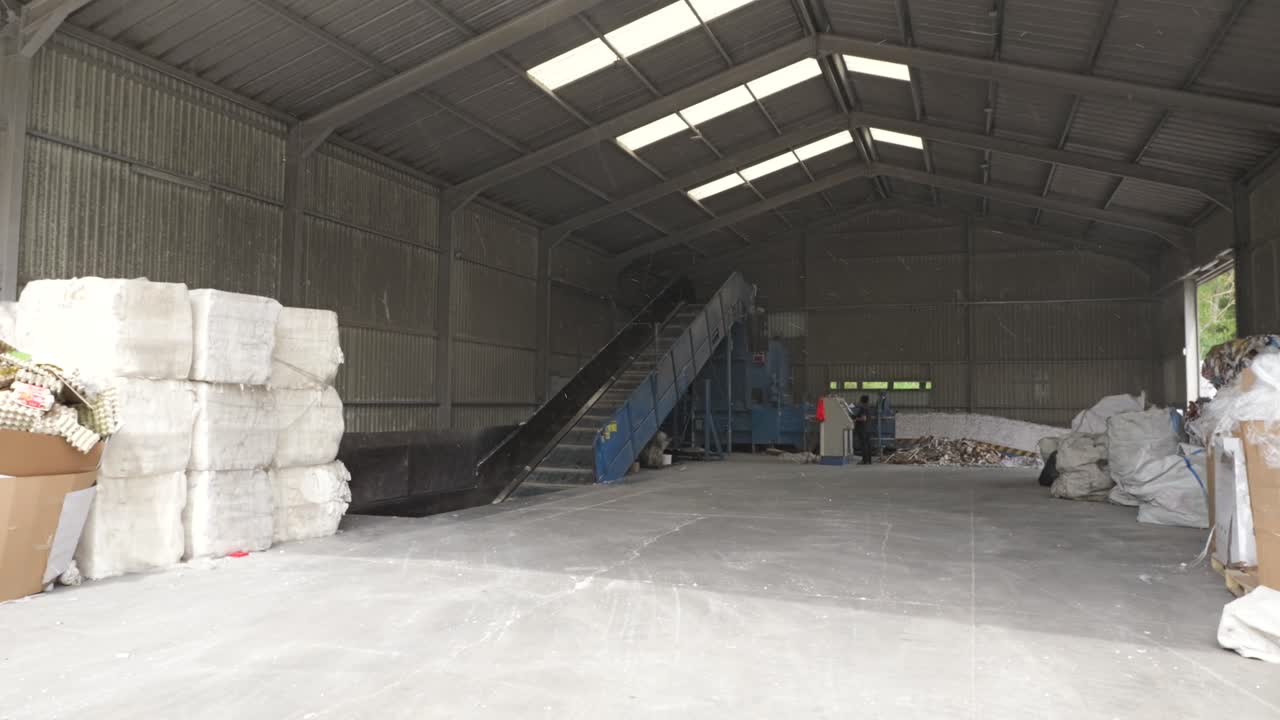 carretilla hacia adelante en la instalación del centro de reciclaje de papel con cinta transportadora, otros equipos
