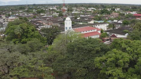 iglesia en el pueblo de san martín - colombia, con vegetación cercana a la población, creencia católica, video aéreo de drones