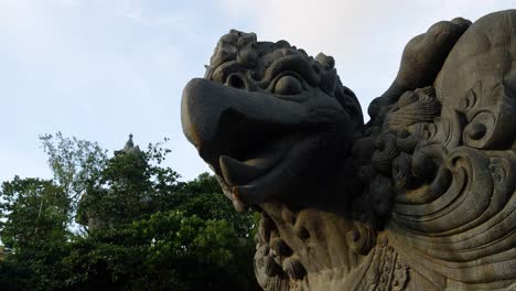 paralaje en cámara lenta de la gran estatua de pájaro en el parque cultural de bali, indonesia gwk garuda wisnu kencana durante un viaje de aventura