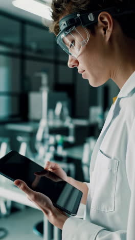 científico que utiliza una tableta en un entorno de laboratorio