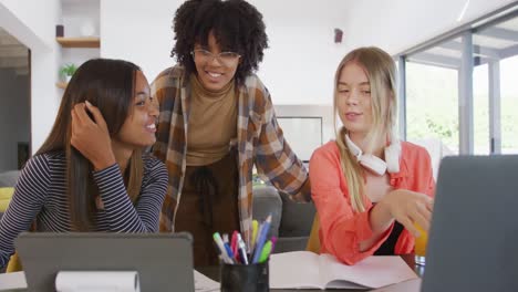 Fröhliche,-Vielfältige-Teenager-Freundinnen,-Die-Laptop-Benutzen-Und-Gemeinsam-Zu-Hause-Lernen,-Zeitlupe