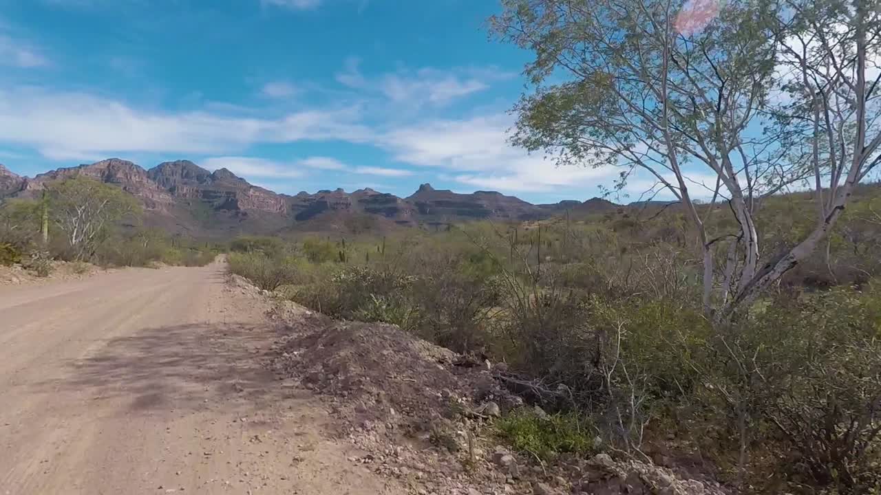conduciendo por caminos de tierra en el desierto de méxico en baja california sur