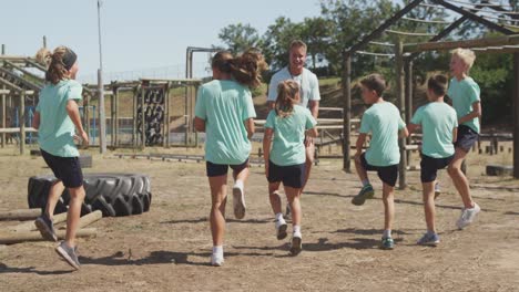 Grupo-De-Niños-Caucásicos-Entrenando-En-El-Campo-De-Entrenamiento