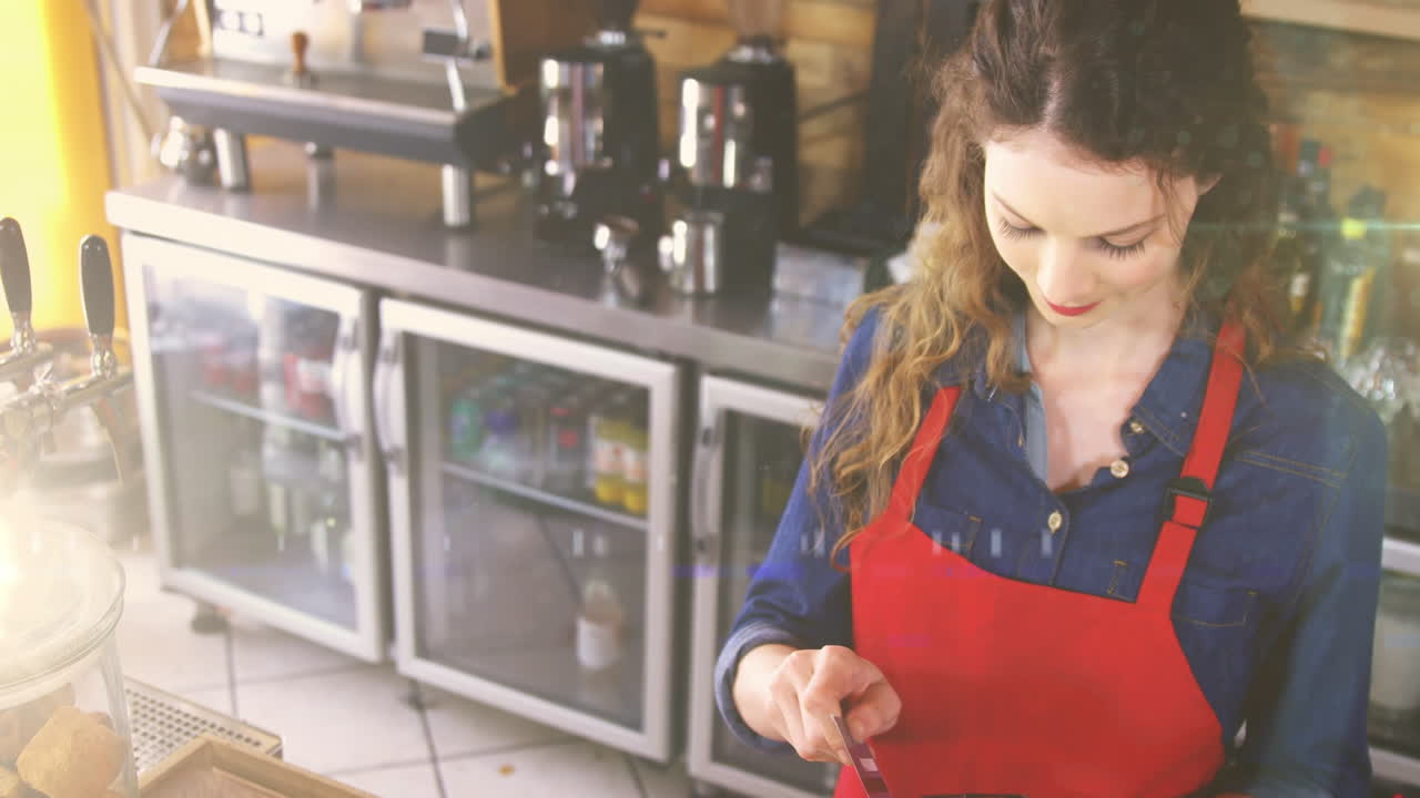 Animazione di punti luce su una donna caucasica che prepara il caffè