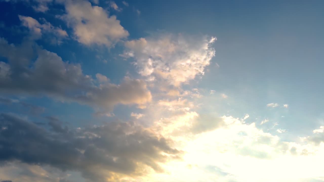 파란색으로 움직이는 구름의 시간 경과