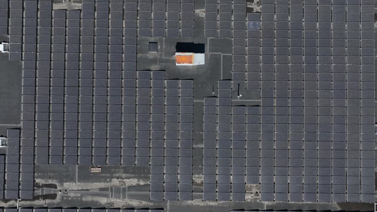 쇼핑몰 의 큰 건물 에 있는 태양 전지 패널 의 공중 상단 아래