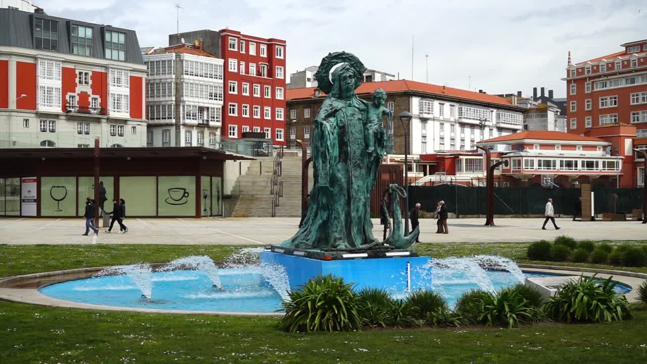 Fontana sul Paseo Maritimo. La Coruña, Spagna. Slow motion. Monumento adicado Virxe do Carme