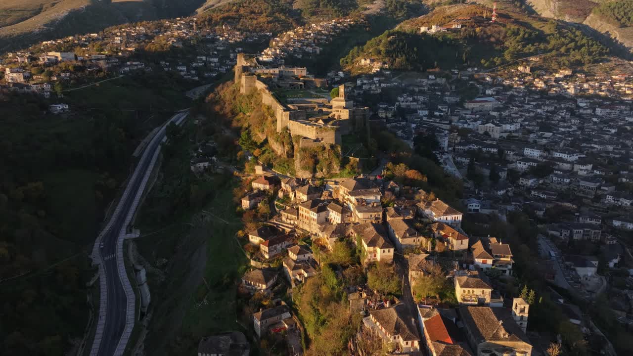 Scatto da drone del Castello di Argirocastro che risplende all'alba, Albania