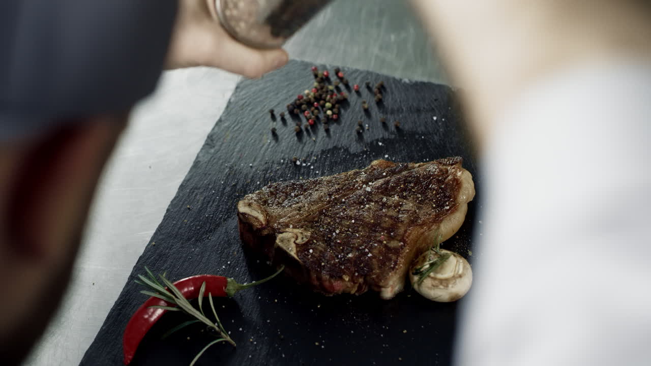 셰프 는 돌 을 잘라내는 보드 에 고기 를 김