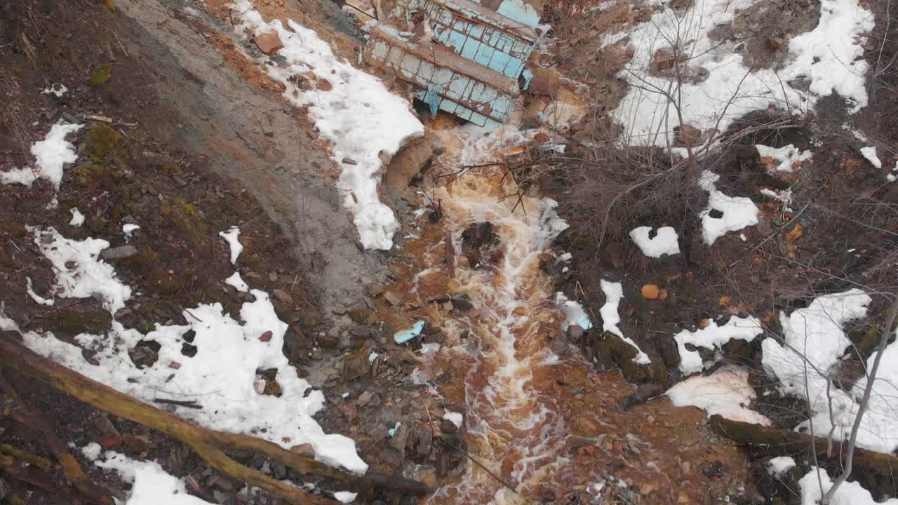 daños por deslizamientos de tierra y escorrentía de agua