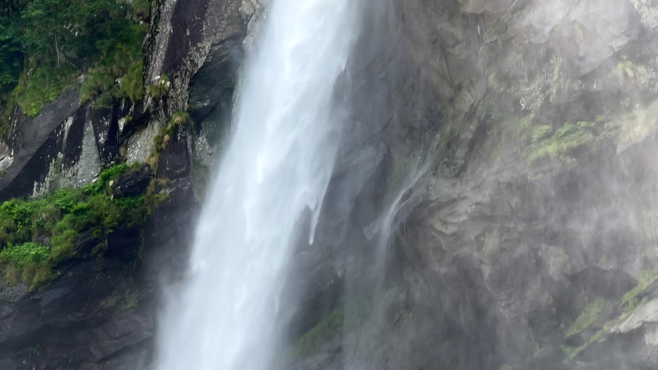 cascada que cae en cascada por las rocas, cascada de foroglio en suiza - inclinación hacia arriba