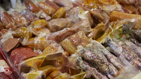 variedad de carnes y salchichas envasadas en una vitrina