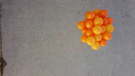 Toma-Aérea-De-Globos-Naranjas,-Violencia-Contra-Las-Mujeres,-6-De-Noviembre,-Metraje