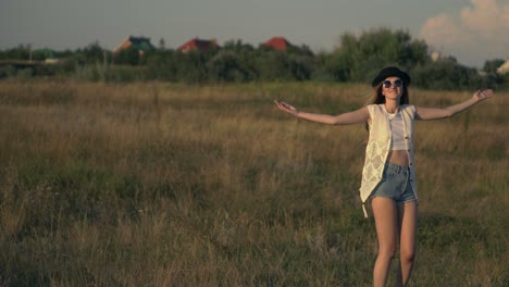 mujer disfrutando de un día de verano en un campo